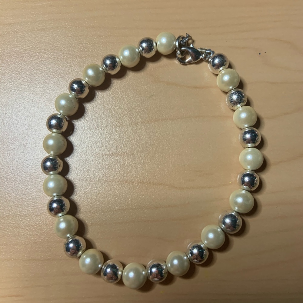 Handmade silver and pearlescent bracelet.